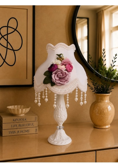 Beyaz Kadife Kaplı Çiçekli Dekorlu Başlık Beyaz Metal Ayaklı Klasik Model Abajur 55x25cm