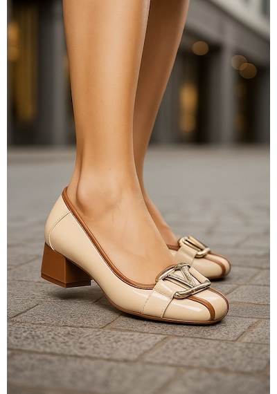 Günlük Kadın Loafer Topuklu V Tokalı Ve Dikiş Detaylı Küt Burunlu Ayakkabı 6001 Bej Taba Rugan Günlük Kadın Loafer Topuklu V Tokalı Ve Dikiş Detaylı Küt Burunlu Ayakkabı 6001 Bej Taba Rugan