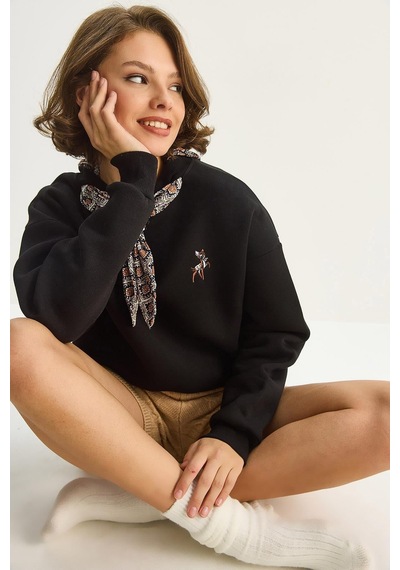 Shade Kadın Fular Detaylı Ceylan Nakışlı Üç İplik Şardonlu Oversize Sweatshirt 6916 60283615 - Siyah
