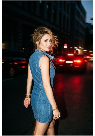 Fashion Cocktail Biker Yaka Fit Likralı Boyundan Etek Ucuna Verev Çapraz Fermuarlı Vücuda Tam Oturan Y2k Tarzı Yırtmaca Dönüşen Çapraz Tasarımlı Çıtçıt Dik Yakalı Kolsuz Kot Elbise Mavi Fashion Cocktail Biker Yaka Fit Likralı Boyundan Etek Ucuna Verev Çapraz Fermuarlı Vücuda Tam Oturan Y2k Tarzı Yırtmaca Dönüşen Çapraz Tasarımlı Çıtçıt Dik Yakalı Kolsuz Kot Elbise Mavi