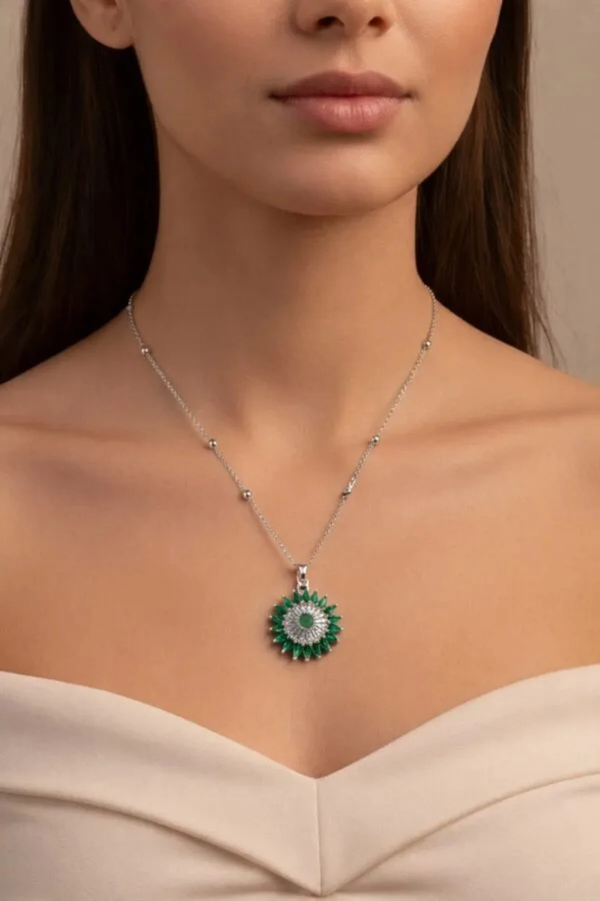 Gümüş Renk Yeşil Taş Güneş Model Top Zincir Çelik Kolye