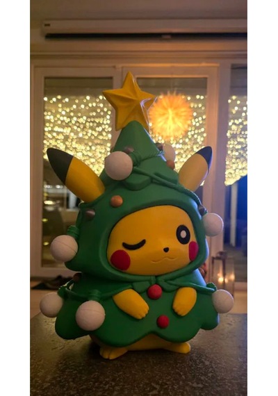 Yılbaşı Temalı Pikachu Figürü Çam Ağaç Kostümlü Dekoratif Noel Biblosu 33cm