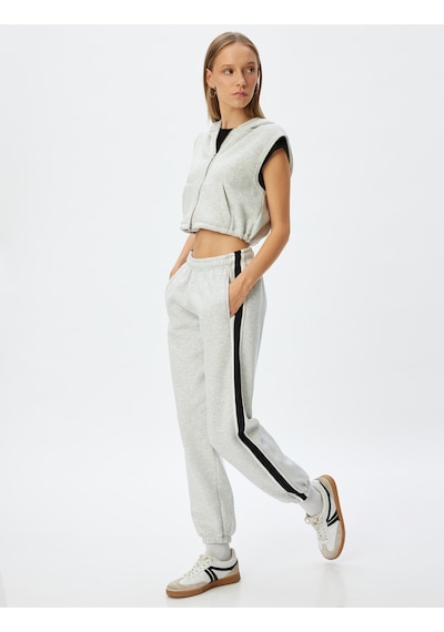 Koton Oversize Jogger Eşofman Altı Beli Bağcıklı Şerit Detaylı Cepli Şardonlu Kar Melanj 5wal40073ık GRİ MELANJ Koton Oversize Jogger Eşofman Altı Beli Bağcıklı Şerit Detaylı Cepli Şardonlu Kar Melanj 5wal40073ık GRİ MELANJ