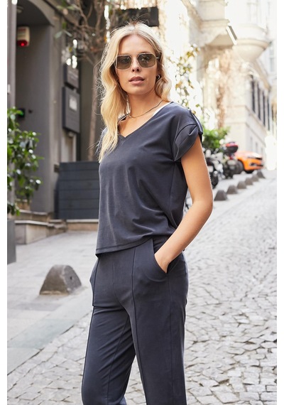 Jument Kadın Modal İpeksi Likralı Kumaş V Yaka Duble Kollu Apoletli Yanları Yırtmaçlı T-shirt Bluz-lacivert Lacivert Jument Kadın Modal İpeksi Likralı Kumaş V Yaka Duble Kollu Apoletli Yanları Yırtmaçlı T-shirt Bluz-lacivert Lacivert