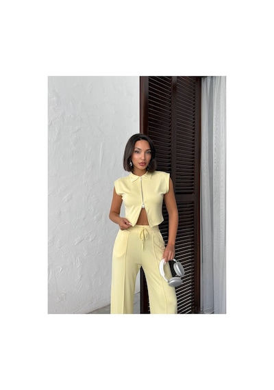 Meecy Kadın Polo Yaka Fermuarlı Crop Yelek Ve Geniş Paça Çimalı Pantolon İkili Takım Sarı Sarı Meecy Kadın Polo Yaka Fermuarlı Crop Yelek Ve Geniş Paça Çimalı Pantolon İkili Takım Sarı Sarı
