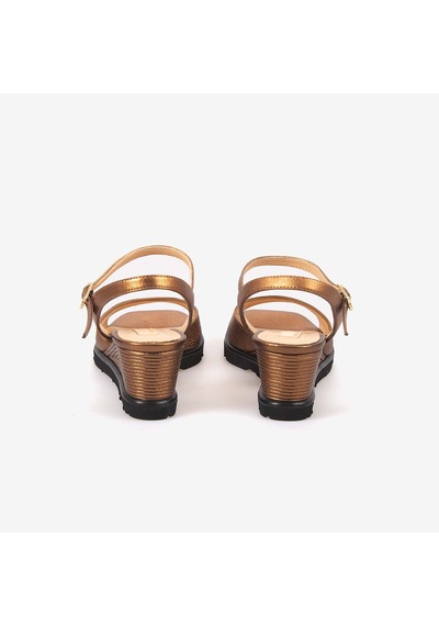 Hawen Angels Kadın Hakiki Deri Bilek Bantlı 7,5 Cm Dolgu Topuklu Sandalet 169-269 Bakır - Altın