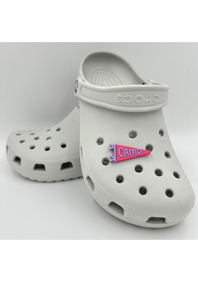 Crocs Terlik Süsü Ve Aksesuarı , Çanta Süsü Jibbitz 3d Camp 05 Yazılı Üçgen Bayrak Görsel Logo Aksesuar Lila-fuşya Crocs Terlik Süsü Ve Aksesuarı , Çanta Süsü Jibbitz 3d Camp 05 Yazılı Üçgen Bayrak Görsel Logo Aksesuar Lila-fuşya