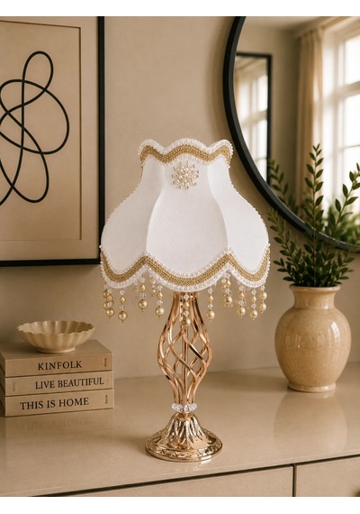 Beyaz Lulu Broşlu Kadife Başlık Gold Metal Burgulu Ayaklı Klasik Model Abajur 55x25cm