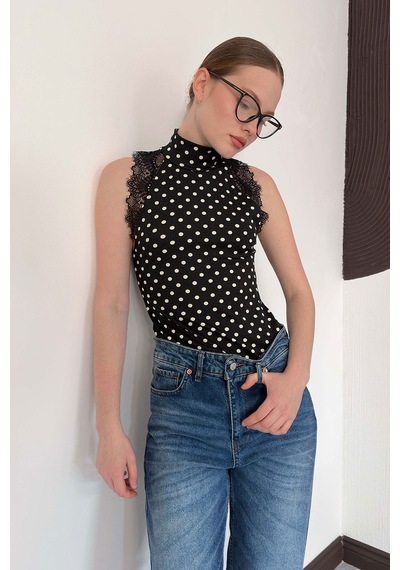 Verymoda Puantiyeli Balıkcı Yaka Sıfır Kol Dantel Detaylı Bluz D3014 Siyah