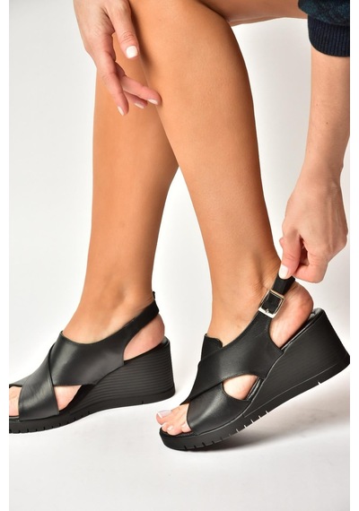 Fox Shoes Y555340503 Siyah Hakiki Deri Dolgu Tabanlı Kadın Sandalet