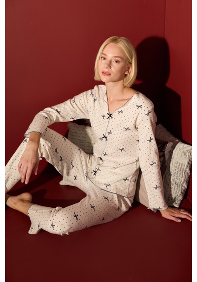 Fullamoda Puantiyeli Fiyonklu V Yaka Pijama Takımı Ekru