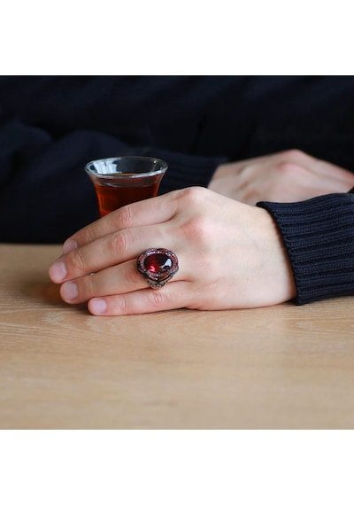 Kırmızı Zirkon Taşlı Adalet Temalı 925 Ayar Gümüş Erkek Yüzük (500124510)