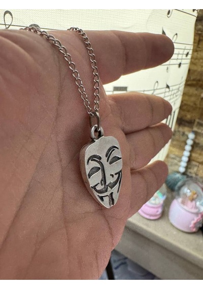V For Vendetta Maskesi Figürlü Unisex Kolye Özgürlüğün Ve Direnişin Sembolü Çok renkli