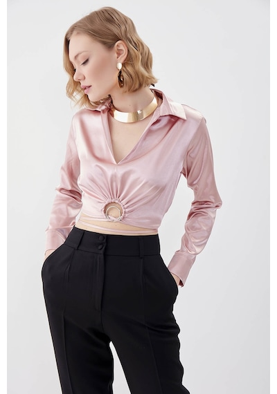 Vitrin Bel Kısmı Detaylı Crop Saten Bluz Pudra