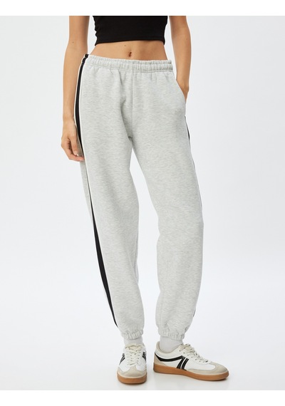 Koton Oversize Jogger Eşofman Altı Beli Bağcıklı Şerit Detaylı Cepli Şardonlu Kar Melanj 5wal40073ık GRİ MELANJ Koton Oversize Jogger Eşofman Altı Beli Bağcıklı Şerit Detaylı Cepli Şardonlu Kar Melanj 5wal40073ık GRİ MELANJ