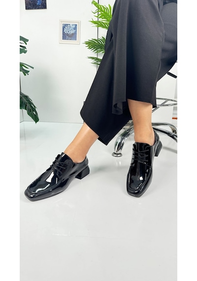Günlük Kadın Loafer Topuklu Toka Ve Dikiş Detaylı Bağcıklı Küt Burunlu Ayakkabı 1500 SIYAH RUGAN Günlük Kadın Loafer Topuklu Toka Ve Dikiş Detaylı Bağcıklı Küt Burunlu Ayakkabı 1500 SIYAH RUGAN