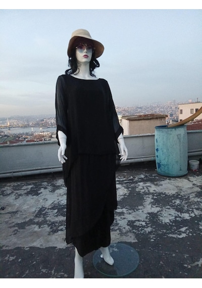 Eren Style Asimetrik Kapaklı Ipek Şalvar Pantolon - Yarasakolllu İpek Bluz Takım-9314 Siyah Eren Style Asimetrik Kapaklı Ipek Şalvar Pantolon - Yarasakolllu İpek Bluz Takım-9314 Siyah