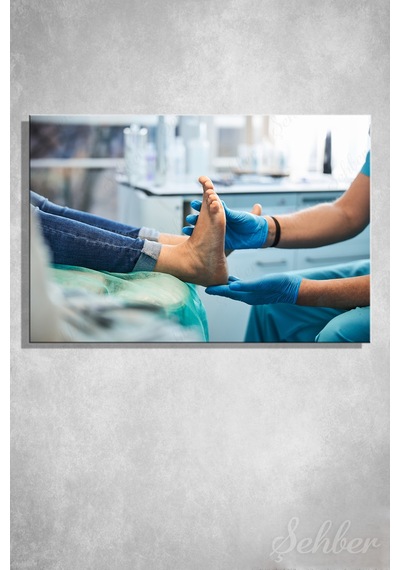 Klinikte Hastanın Ayağının İncelenmesi Tıbbi Bakım Fotoğrafı Yatay Kanvas Tablo 4602 Çok Renkli
