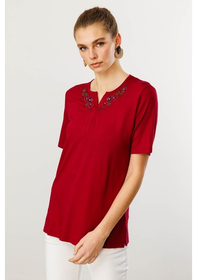 Kadın Açma Yaka Nakış İşlemeli Penye T-shirt Vişne Vişne Çürüğü