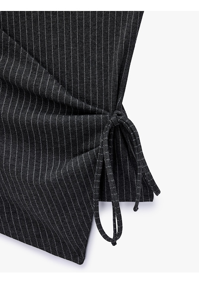 Koton Slim Fit Bağlama Detaylı Kruvaze Çizgili Dik Yaka Kolsuz Bluz Gri Çizgili 7wak10074ek