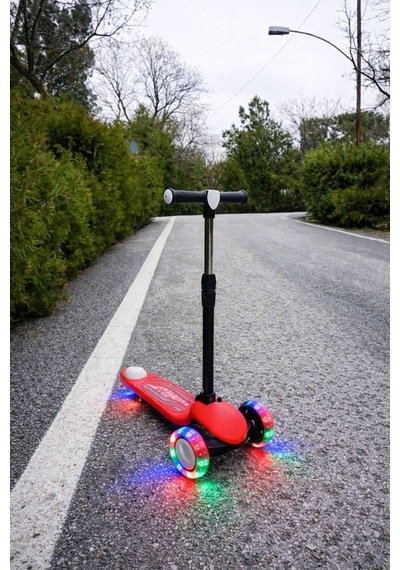 Scooter Yeni Pro 3tekerli Led Işıklı 3kademeli 50kğ Taşıma Kapasiteli 3+yaş Kırmızı