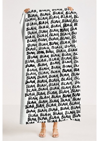 Blah Yazı Temalı Modern Siyah Beyaz Plaj Havlusu - Minimalist Tipografik Hızlı Kuruyan Havlu Örtü Bulut Yasemin