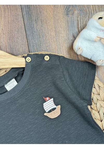 Aydınlar Bebe Pamuk Yelken Nakış Detaylı Waffle Kumaş Şortlu Erkek Bebek 2li Takım Füme
