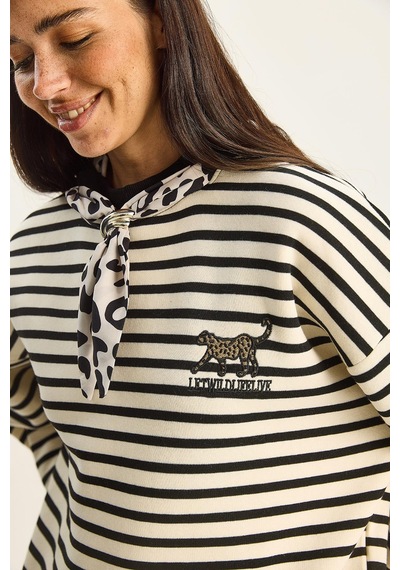 Shade Kadın Fular Detaylı Leopar Nakışlı Çizgili Üç İplik Şardonlu Oversize Sweatshirt 6973 60283818 - Ekru-siyah Çok Renkli Shade Kadın Fular Detaylı Leopar Nakışlı Çizgili Üç İplik Şardonlu Oversize Sweatshirt 6973 60283818 - Ekru-siyah Çok Renkli