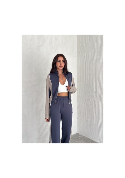 Gugus Kadın Trend Eşofman Takımı Dik Yaka Fermuarlı Bol Paça Yanları Şeritli Aysho Model Füme-bej Gugus Kadın Trend Eşofman Takımı Dik Yaka Fermuarlı Bol Paça Yanları Şeritli Aysho Model Füme-bej