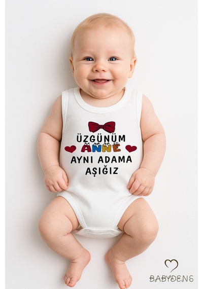 Babyden's Üzgünüm Anne Aynı Adama Aşığız Yazılı Kolsuz Bebek Body %100 Pamuk Yazlık Çıtçıtlı Zıbın 0-3-24 Ay Beyaz