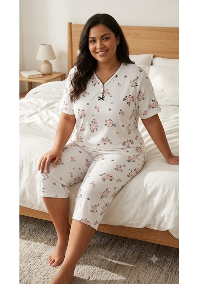 Büyük Beden Kısa Kol Kapri Yumuşak Tuşeli Likralı Örme Pijama Takımı 8649 Beyaz- Nar Çiçeği