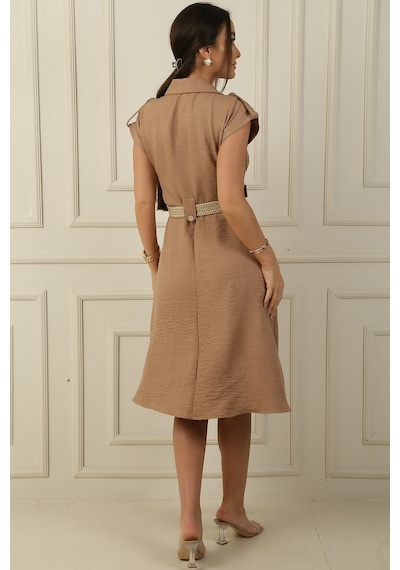 By Saygı Kadın Yakalı Düşük Omuz Çift Cepli Kemerli Keten Efektli Elbise Camel