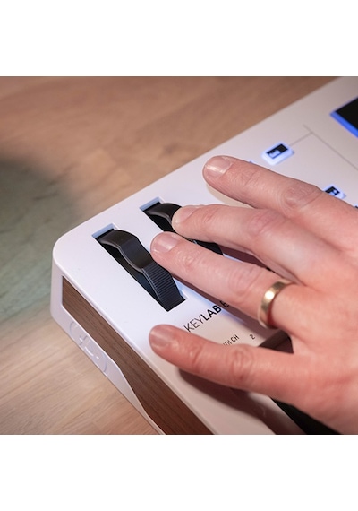 Keylab Essential 61 Mk3: Siyah 3.nesil Akıllı Mıdı Kontrolcü 61 Tuş