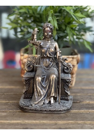 Oturan Adalet Tanrıçassı Themis Diğer