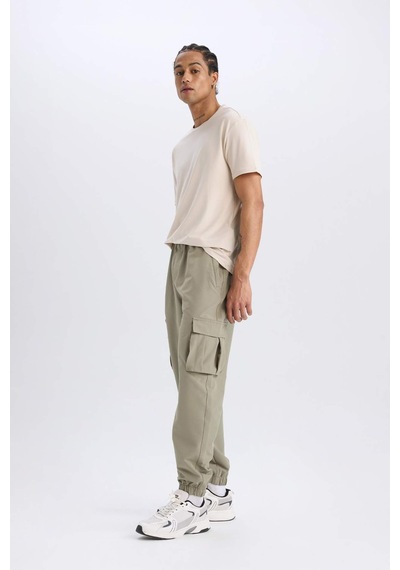 DeFactoFit Sporcu Jogger Eşofman Altı Slim Fit Dar Kesim Dokuma Kargo Cepli Standart Paça D3884AX24WNKH465