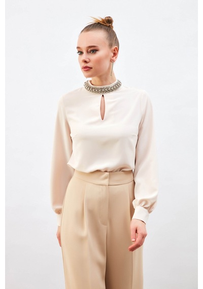 Sateen Yaka Aksesuarlı Bluz - Bej-132569