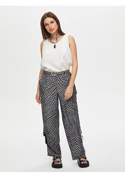 Faik Sönmez Kendinden Jakarlı Kargo Cep Detaylı Wide Leg Fit Viskon Pantolon S25pnt026 Us25pnt02613 Antrasit Faik Sönmez Kendinden Jakarlı Kargo Cep Detaylı Wide Leg Fit Viskon Pantolon S25pnt026 Us25pnt02613 Antrasit