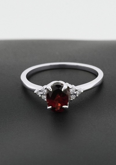 Garnet Oval Tektaş Yüzük