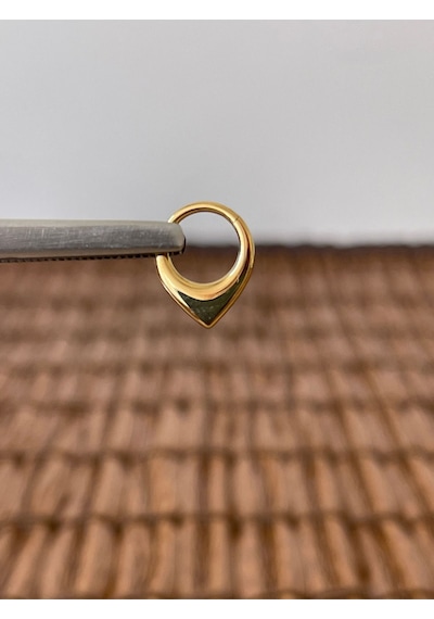 316 L Cerrahi Çelik Anti Alerjik V Model 8 Mm X 1.2mm Altın Kilitli Halka Piercing Zümrüt yeşili