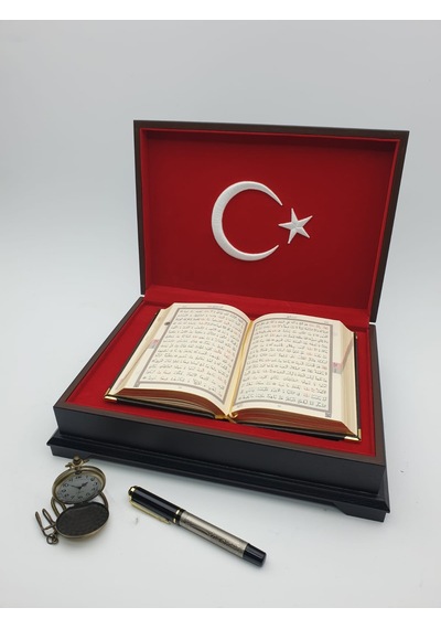 İsme Özel Hediye Bayraklı Kuranı Kerim Rahle Boy