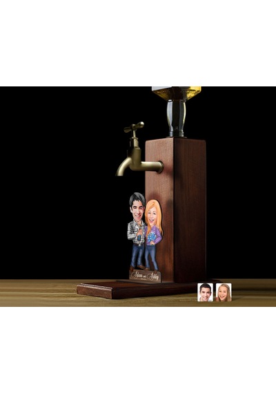 Bk Gift Kişiye Özel Sevgililer Karikatürlü Musluklu Ahşap Viski Standı-17, Viski Çeşmesi, Doğum Günü Hediyesi, İçecek Dispenseri