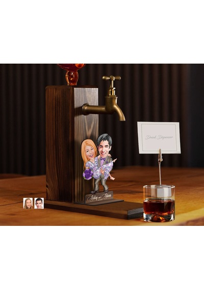 Bk Gift Kişiye Özel Sevgililer Karikatürlü Musluklu Ahşap Viski Standı-22, Viski Çeşmesi, Doğum Günü Hediyesi, İçecek Dispenseri