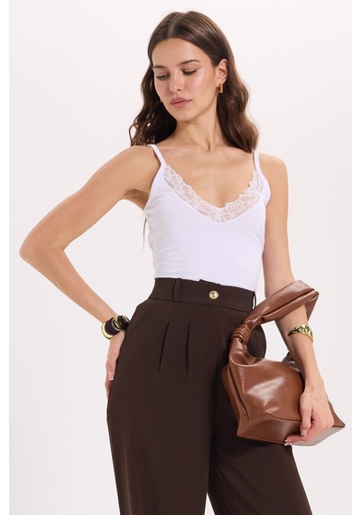 Tudors Kadın Slim Fit Dar Kesim Kolsuz V Yaka Dantel Detaylı Pamuklu Likralı Beyaz Crop-51072