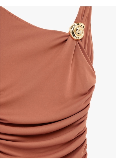 Koton Metal Aksesuarlı Kayık Yaka Kolsuz Slim Fit Drapeli Midi Abiye Elbise Kahverengi 6sak80104fk Kahve