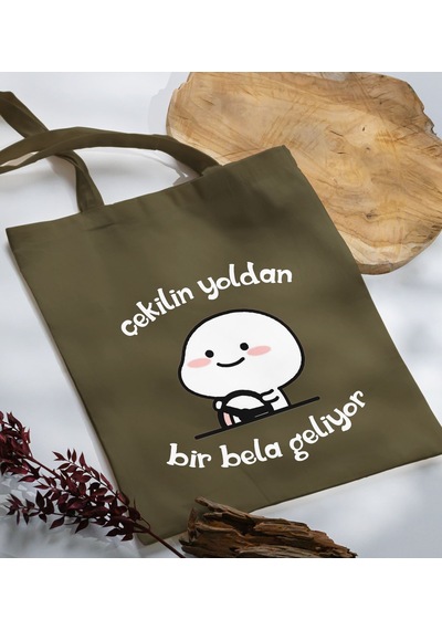 Bk Gift Bir Bela Geliyor Tasarımlı-1 Haki Kumaş Bez Çanta, Baskılı Omuz Çantası, Alışveriş Çantası, Arkadaşa Hediye Sarı
