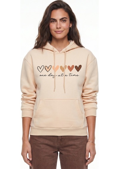 Onloox Kadın Bej Bej Pamuklu Üç İplik Şardonlu Kapüşonlu Düşük Omuz Renkli Kalp Baskılı Sweatshirt