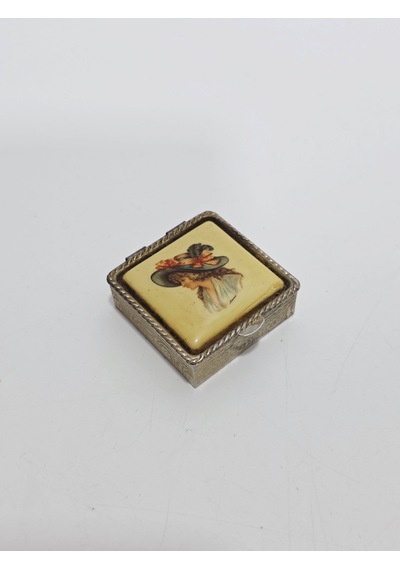 Antika Fransız Minyatür Kutu 4,1x3,9cm 111