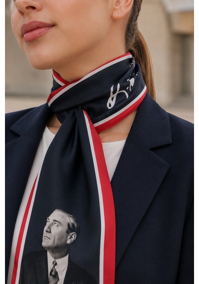 Tarzını Seç Atatürk Siyah Kırmızı Şeritli Atatürk Fotograflı Ve İmzalı 85x25cm Kravat / Eşarp / Fular