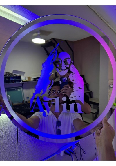 Digital Hayat Işıklı Silüet Aynadigital Hayat Kişiye Özel Fotoğraf İşlemeli 70cm Silüet Led Ayna Kumandalı Rgb Renkli Tasarım Hatıra Aynası Çok Renkli