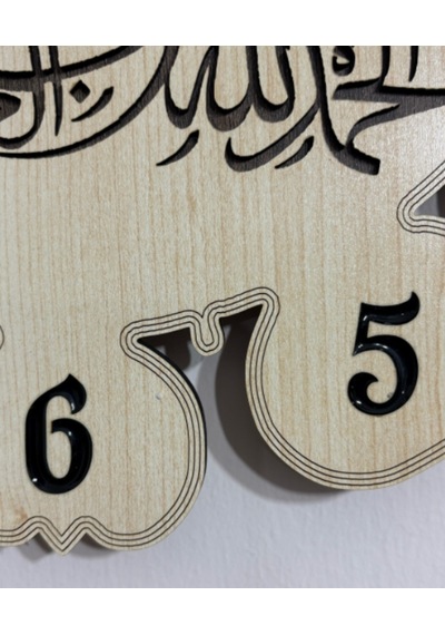 Ahşap Desen Duvar Saati - Yiğit Zor Günde Mümin Dar Günde Belli Olur - Epoksi Reçine Kaplamalı - 40 Cm Ahşap